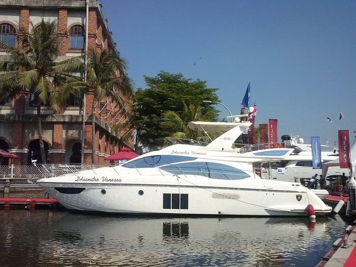 Sejumlah Yacht Mewah Parkir di Pelabuhan Sunda Kelapa  