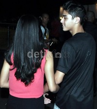 Al tampak mesra digandeng kekasihnya saat menyaksikan pertandingan sepakbola Indonesia vs Belanda. Noel/detikFoto.