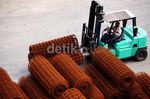Mengintip Aktivitas Bongkar Muat Gulungan Baja