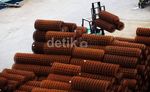 Mengintip Aktivitas Bongkar Muat Gulungan Baja