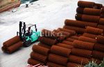 Mengintip Aktivitas Bongkar Muat Gulungan Baja