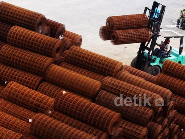 Mengintip Aktivitas Bongkar Muat Gulungan Baja