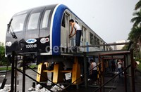 Prototype kereta monorel dipamerkan di Monas, Jakarta.
