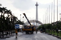 Sejumlah pekerja memasang prototype kereta monorel di Monas, Jakarta.