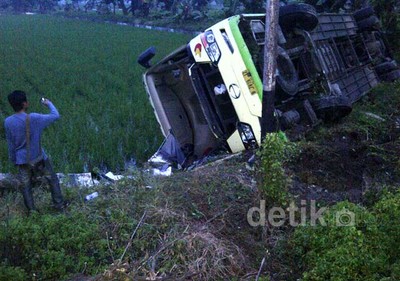 Bus Pahala Kencana Terguling di Tuban