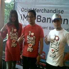 Ridwan Kamil Mengemas Merchandise Jadi 1M 4 BDG