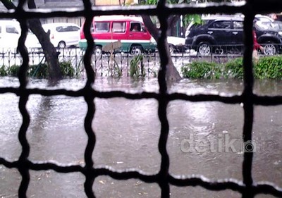 Banjir Rendam Jalan Burangrang Bandung