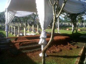Taufiq Kiemas Dimakamkan di Samping Makam Kedua Orang Tuanya Taufiq Kiemas Dimakamkan di Samping Makam Kedua Orang Tuanya
