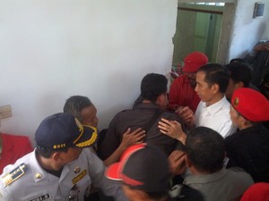 Usai Pemakaman Taufiq, Puluhan Warga Berebut Foto dengan Jokowi
