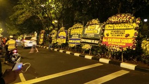 Puluhan Karangan Bunga Penuhi Rumah Duka di Teuku Umar