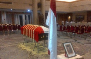 Dibalut Merah Putih, Peti Jenazah Taufiq Disemayamkan di KBRI Singapura