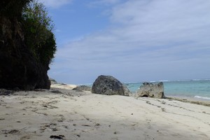 Ada Gua di Pantai Pandawa