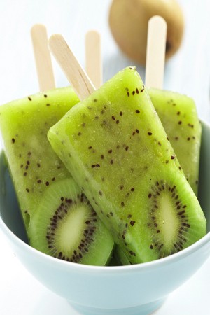 Yuk, Bikin Es Loli Buah yang Segar Buat Si Kecil!