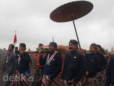 Labuhan Alit Untuk Peringati Bertahtanya Sultan HB X