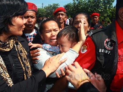 Wanita Ini Teriaki Mega Sebagai Anaknya
