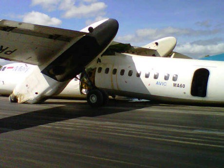 Merpati Crash Landing di Bandara El Tari, Evakuasi Diperkirakan 4 Jam Merpati Crash Landing di Bandara El Tari, Evakuasi Diperkirakan 4 Jam