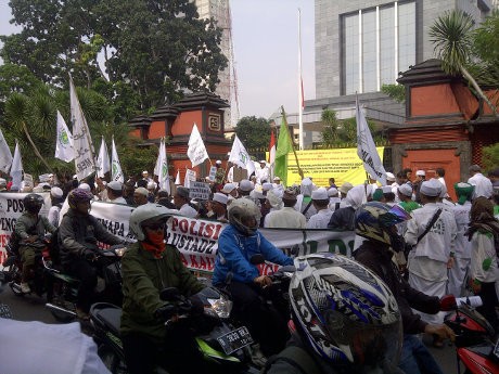 Massa FPI Demo di Polda Metro Jaya, Lalin Semanggi-Blok M Macet