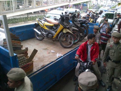 Motor yang Parkir Sembarangan di Jatinegara Diangkut Petugas