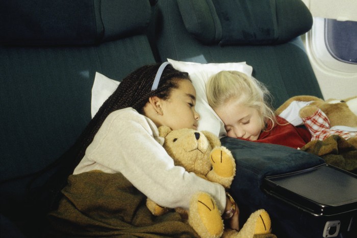 5 Trik Ampuh Agar Anak Bisa Tidur Saat Traveling Jauh