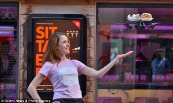 Restoran bernama Yo! Sushi di Inggris memperkenalkan gadget pengantar makanan ini. Bentuknya seperti helikopter mini yang bisa mengantarkan makanan enam kali lebih cepat dibandingkan pelayan manusia.