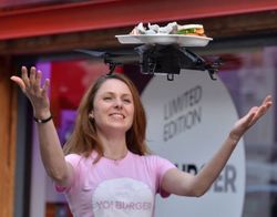 Canggih! Helikopter Mini Antar Makanan di Restoran