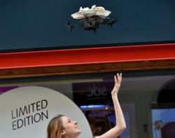 Canggih! Helikopter Mini Antar Makanan di Restoran