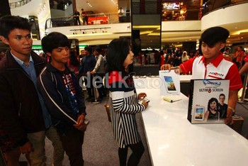 Para pembeli sabar mengantre untuk mendapatkan tablet yang disokong prosesor Qualcomm Snapdragon S4 Dual Core 1 GHz dan berjalan pada OS Ice Cream Sandwich 4.0 tersebut.