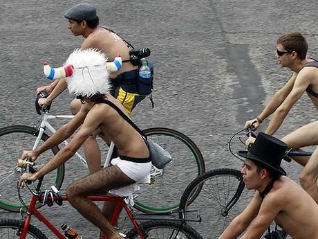 Demo Pengendara Ugal-ugalan, Ribuan Pesepeda Telanjang