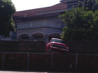 Mobil klasik yang kemungkinan tahun 1960-1970an itu teronggok begitu saja di pagar rumah. Pemilik rumah besar itu memang tengah memperbaiki pagarnya. (Foto: Romeo Panggabean).