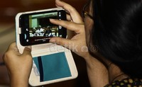 Anggota DPR Eva Kusuma Sundari mengambil gambar mantan pimpinan KPK saat rapat dengar pendapat. Lamhot Aritonang/detikFoto.