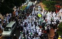 Anggota FPI yang mengenakan baju putih-putih itu berorasi di depan Polda Metro Jaya.