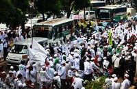 Massa menyesaki separuh jalan.