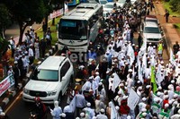 Kendaraan-kendaraan yang melintas di lokasi dari arah Jalan Gatot Subroto dan Semanggi pun tersendat.