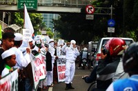 Mereka menuntut agar Kapolda Metro Jaya Irjen Pol Putut Eko Bayuseno memecat oknum polisi yang membekingi perampasan lahan rakyat, menangkap semua preman yang terlibat dalam perampasan lahan.