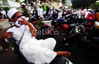 Dalam aksinya, massa juga menuntut agar kepolisian membebaskan ustadz, laskar dan aktivis yang ditangkap pada saat demo di Alam Sutera, Serpong, Tangerang, Kamis lalu.
