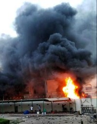 Asap hitam membumbung tinggi. Selain melakukan aksi bakar-bakar, mereka juga melempari KJRI dengan batu. (Anis Hidayah).