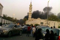 Aksi tersebut membuat arus lalu lintas di sekitar kantor KJRI macet. (Anis Hidayah).