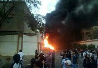 Sejumlah TKI mengamuk di depan kantor KJRI Jeddah, Arab Saudi. Kerusuhan itu diduga karena ketidaksiapan pemerintah Indonesia dalam mengantisipasi membludaknya TKI yang meminta Surat Perjalanan Laksana Paspor. (Anis Hidayah).