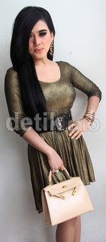 Manis dan Glamor Syahrini