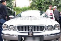 Venna Melinda hadir dengan mobil Jaguar-nya saat menjalani sidang perceraiannya pada Senin (3/6/2013) di Pengadilan Agama Jakarta Selatan. (detikHOT)