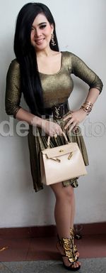 Manis dan Glamor Syahrini