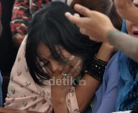 Eza Gionino dihukum 7 bulan penjara, Rasti langsung menangis lega dan sujud syukur. (detikHOT)