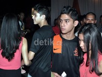 Putra Ahmad Dhani dan Maia Estianty, Ahmad Al Gazali atau akbar disapa Al tampak mesra digandeng sang kekasih nonton sepak bola di Stadion Gelora Bung Karno, Jumat (8/6/2013). (detikHOT)