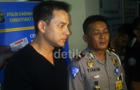 Ari Wibowo menabrak seorang kakek di kawasan KFC STM Penerbangan, Jalan Wolter Monginsidi, Jakarta Selatan, Senin (10/6/2013) sekitar pukul 14.00 WIB.