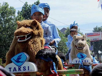 Kesenian Singa Depok Meriahkan Baksos Blue Bird