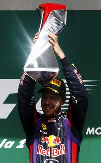 Vettel mengangkat trofi GP Kanada. Reuters/Chris Wattie