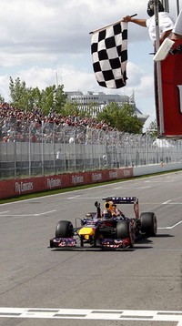 Vettel mencapai garis finish dengan catatan waktu satu jam 32 menit 9,143 detik. Reuters/Chris Wattie.