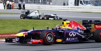 Vettel memacu 'jet daratnya'. Reuters/Christinne Muschi.