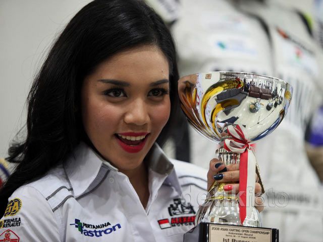 Alexandra Siap Raih Podium di Formula Renault Rounds