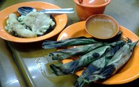 Di Pempek Gaby, aneka menu dihadirkan. Salah satunya otak-otak (@ Rp 2.500) yang bercita rasa lembut-lembut gurih dengan cacahan daun seledri. Hmm, aroma ikannya tersebar bersama wangi bungkus daun pisang yang dibakar.